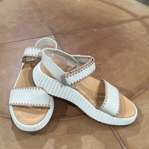 DV by Dolce Vita White and Tan Sandals Size 8.5